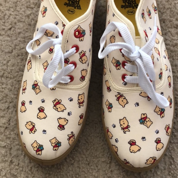 Winnie the Pooh shoes - Picture 2 of 5